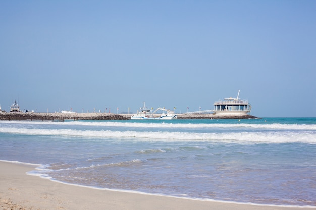 Muelle con restaurante en la playa de Jumeirah, Dubai