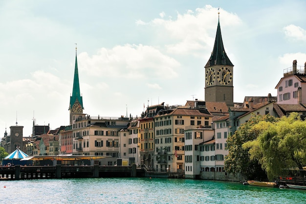 Muelle del río Limmat y la iglesia de San Pedro y la iglesia de Fraumunster en el centro de la ciudad de Zúrich, en Suiza.