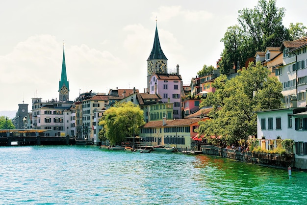 Muelle del río Limmat y la iglesia de San Pedro y la iglesia de Fraumunster en el centro de la ciudad de Zúrich, en Suiza.