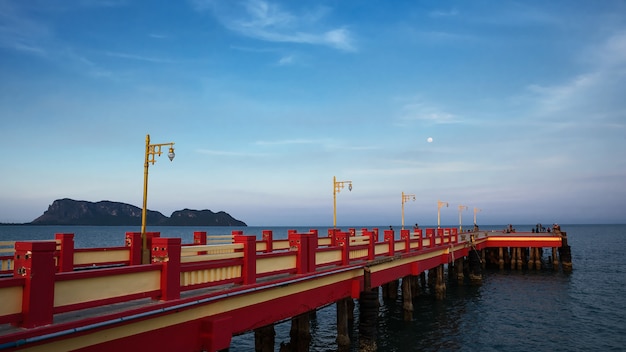 muelle rojo en el mar