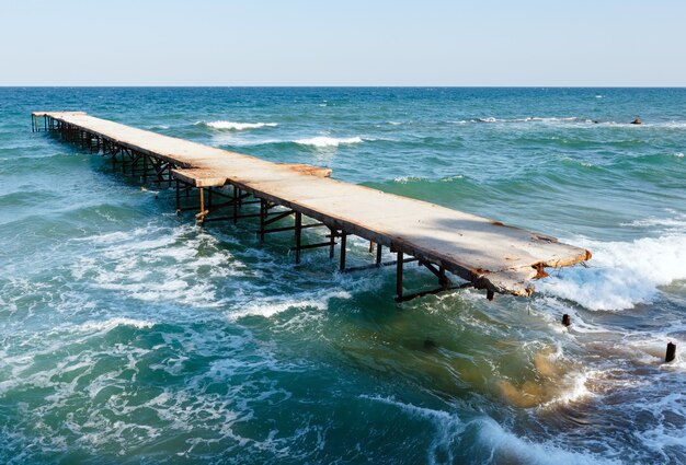 Muelle en ruinas y noche de verano con vistas al mar Negro