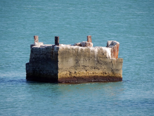 Foto el muelle en ruinas el soporte del muelle oxidado el apoyo del muelle destruido oxidado mar caspio kazajstán región de mangistau 08 octubre 2019 año