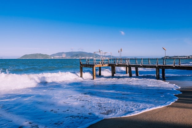 Muelle con salpicaduras de agua. Isla