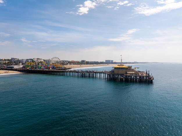 El muelle de Santa Mónica al atardecer en Los Ángeles