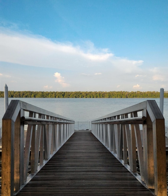 Muelle sobre el agua contra el cielo