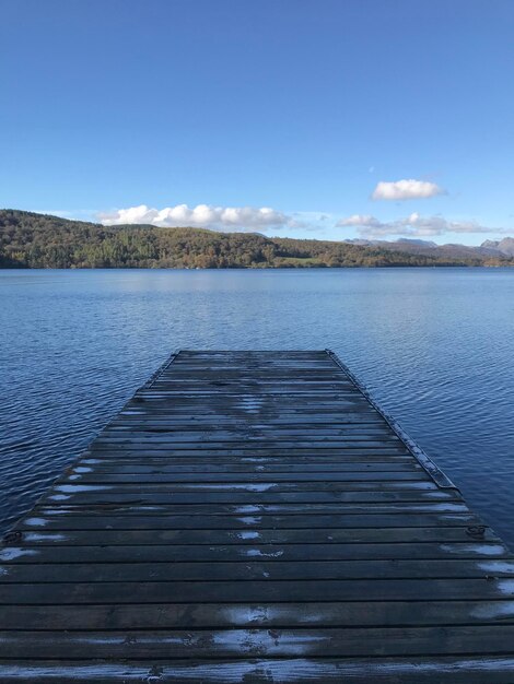 Foto el muelle sobre el lago contra el cielo azul