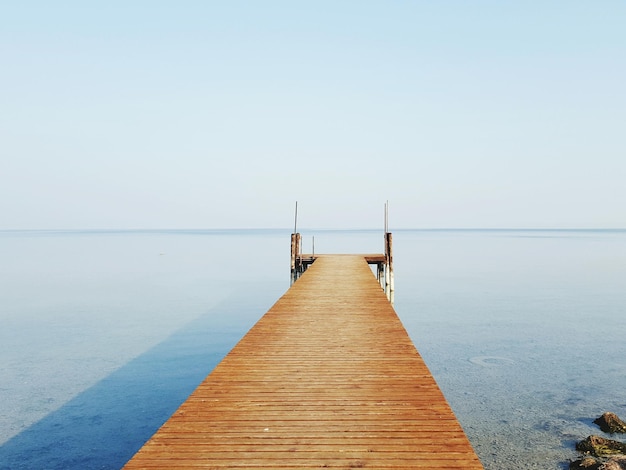 El muelle sobre el lago contra el cielo despejado