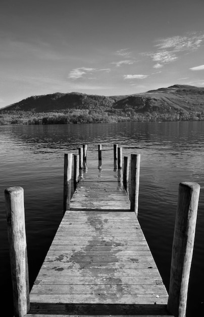 Muelle sobre el lago contra el cielo