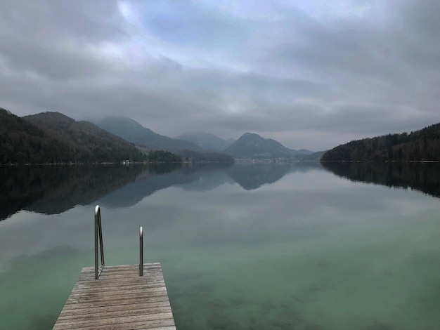 Foto muelle sobre el lago contra el cielo