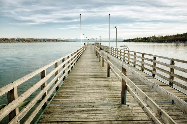 Foto el muelle sobre el lago starnberg contra el cielo