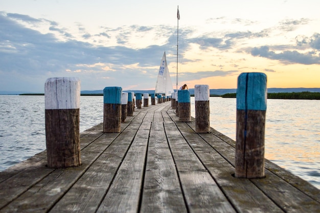 Foto el muelle sobre el mar al atardecer