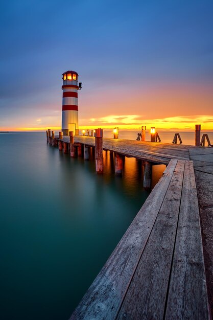 Foto muelle sobre el mar contra el cielo al atardecer