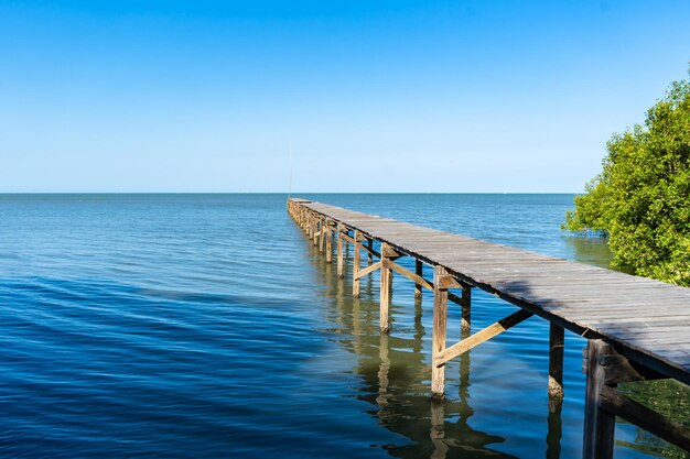 Foto el muelle sobre el mar contra el cielo azul claro