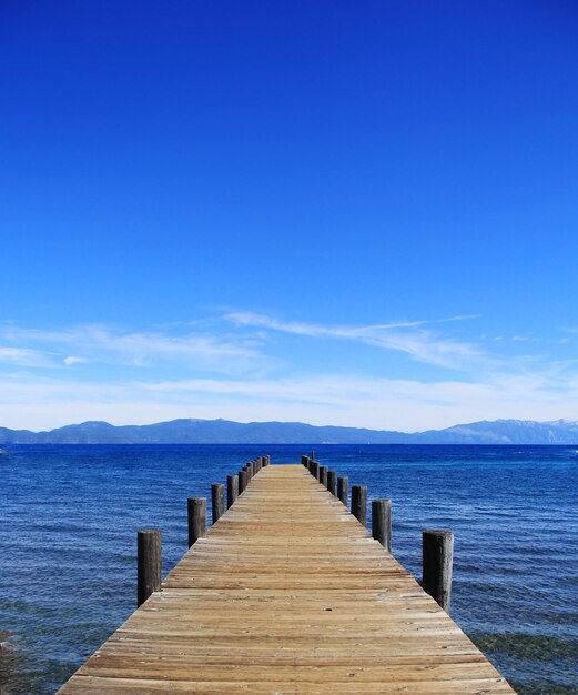 Foto el muelle sobre el mar contra el cielo azul