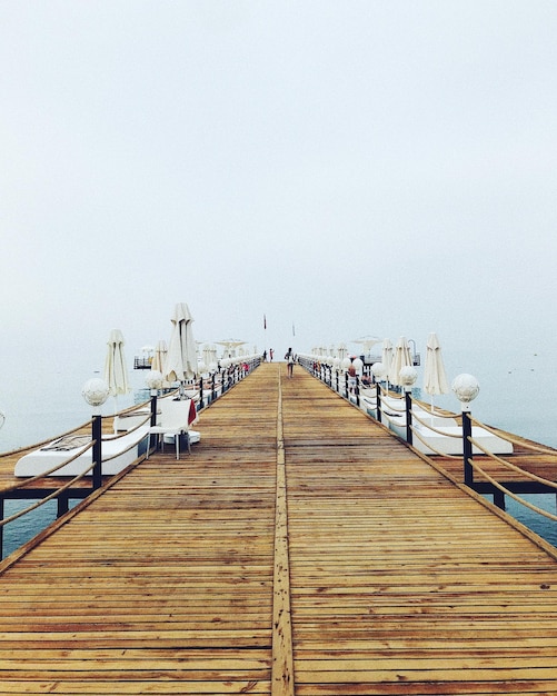 Foto muelle sobre el mar contra un cielo despejado