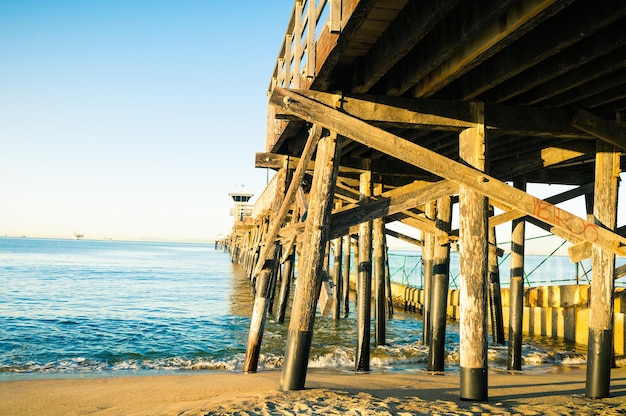 Muelle sobre el mar contra un cielo despejado