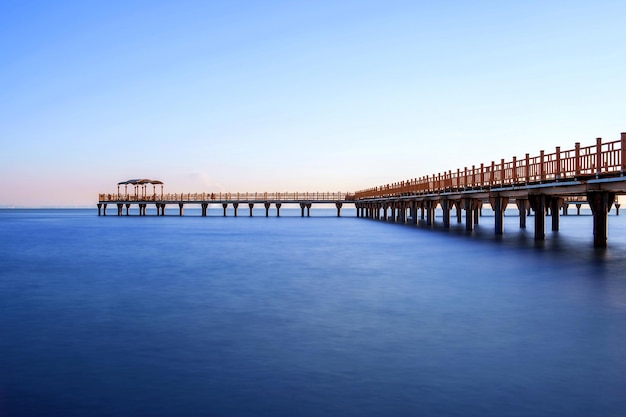 El muelle sobre el mar contra el cielo despejado