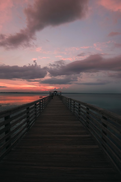 Muelle sobre el mar contra el cielo durante la puesta de sol