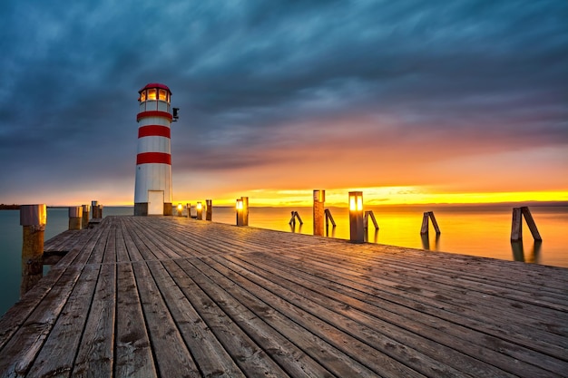 Foto muelle sobre el mar contra el cielo durante la puesta de sol