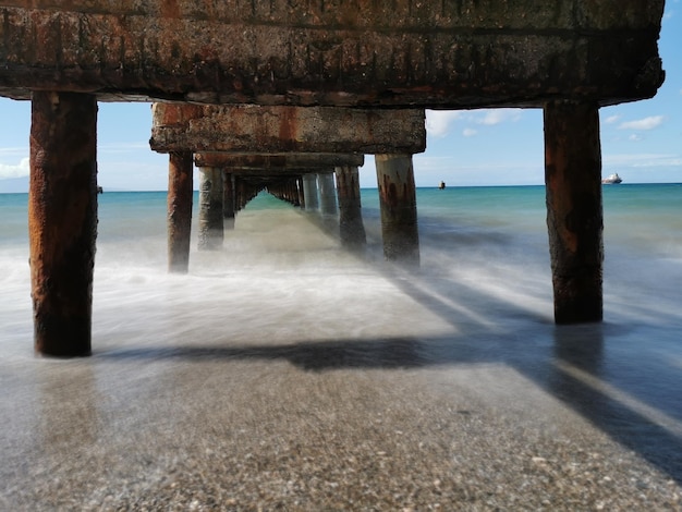 Foto muelle sobre el mar contra el cielo