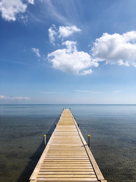 Foto muelle sobre el mar contra el cielo