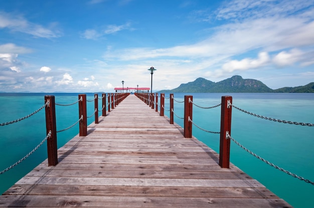 Muelle sobre el mar contra el cielo