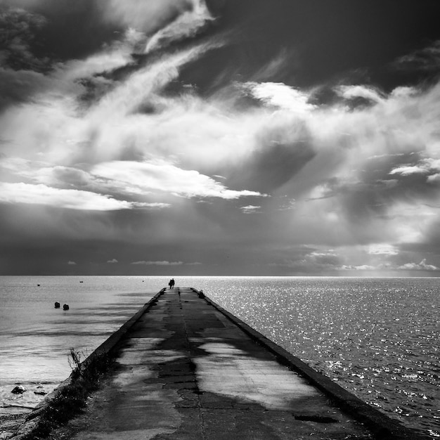 Foto muelle sobre el mar contra el cielo