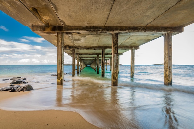 Muelle sobre el mar contra el cielo