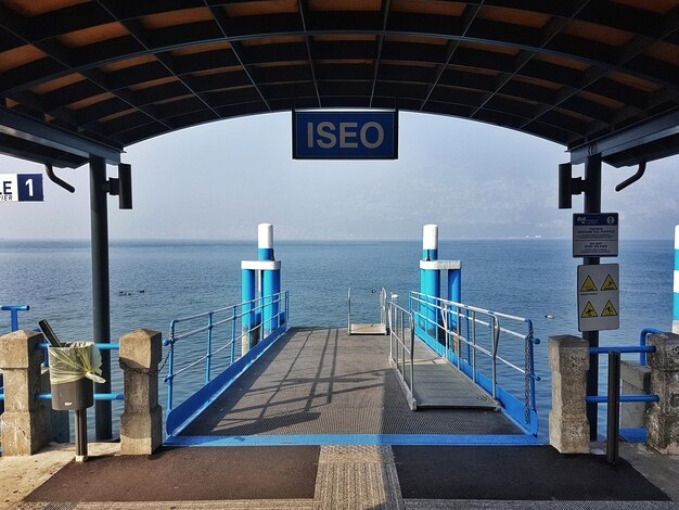 Foto muelle sobre el mar contra el cielo