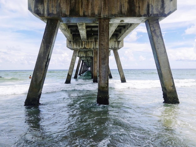 El muelle sobre la playa contra el cielo
