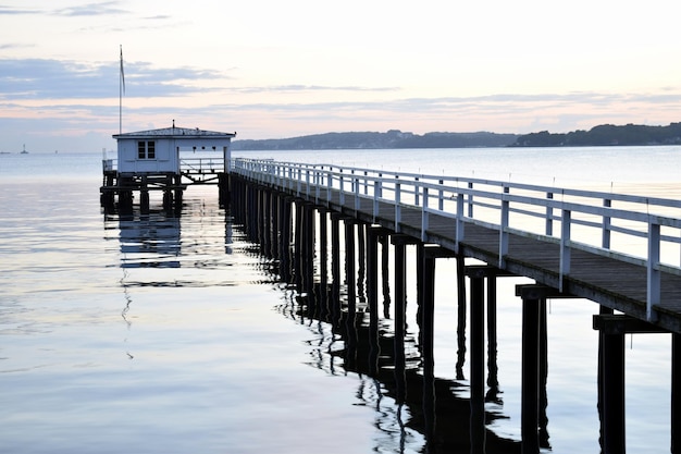 Muelle sobre el río