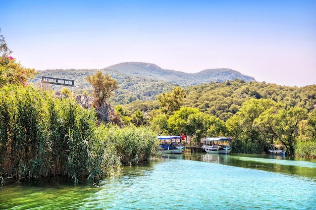 Foto muelle en sultaniye mud spring río dalyan mar mediterráneo marmaris turquía