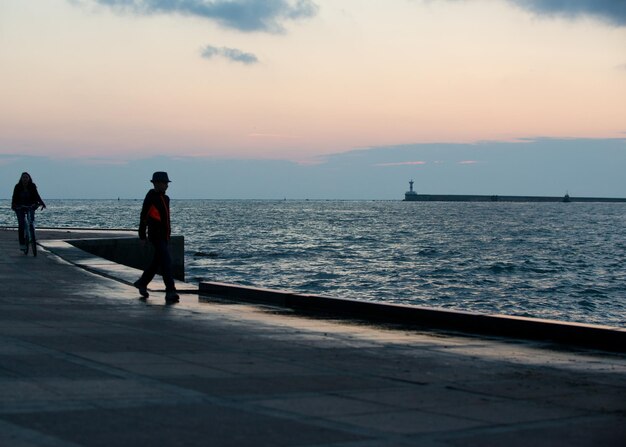 Muelle de la tarde en el centro de Sebastopol