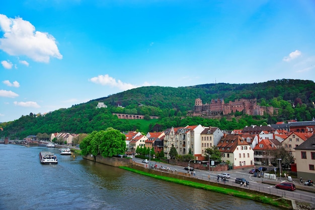 Muelle, tráfico y barcazas en el río Neckar y muelle de ciudad europea en verano Heidelberg