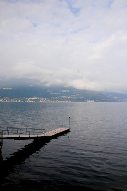 Muelle vacío en un lago en un día nublado