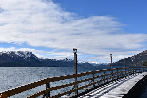 Foto un muelle con una vista de una cordillera en el fondo