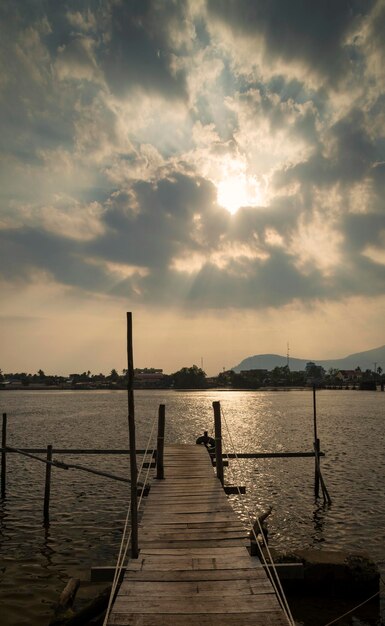 Muelle y vista del río al atardecer en la ciudad de Kampot, Camboya