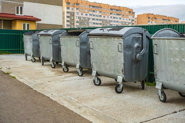 Mülleimer aus Metall für die getrennte Abfallsammlung in einem dicht besiedelten Stadtgebiet