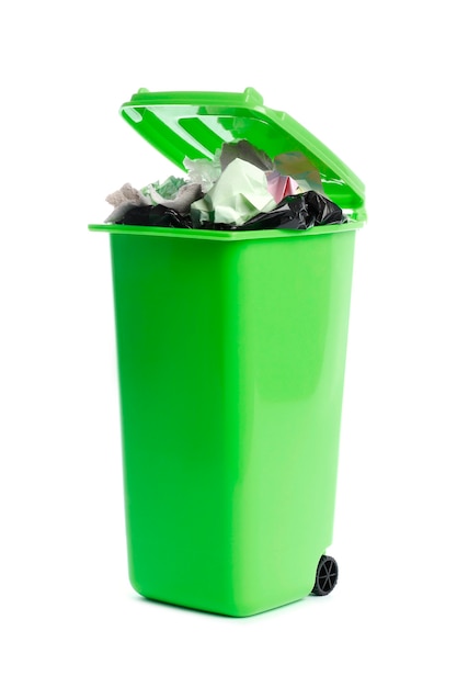 Mülleimer mit Müll auf weißem Hintergrund. Abfallrecycling