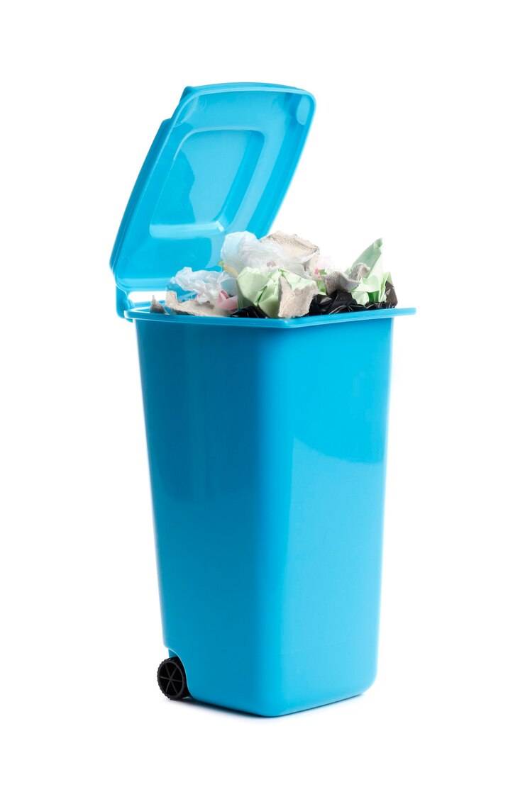 Mülleimer mit Müll auf weißem Hintergrund. Abfallrecycling