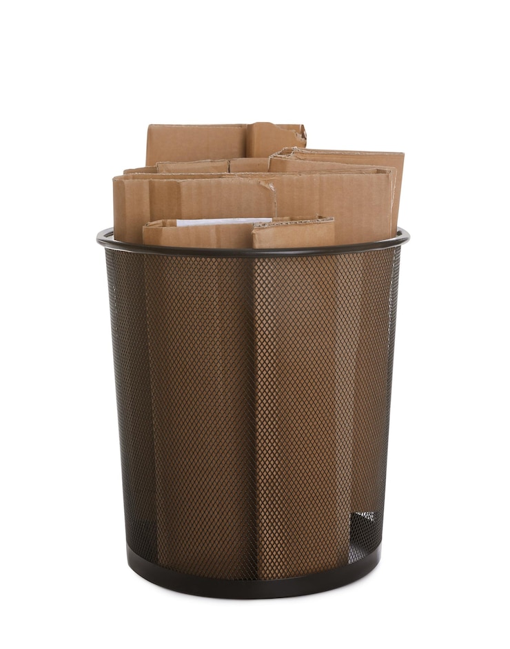Foto mülleimer voller pappe auf weißem hintergrund recycling von müll
