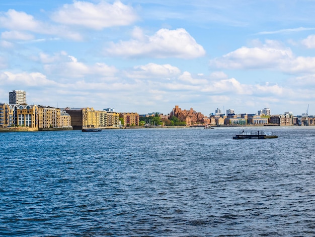 Muelles HDR Londres vistos desde el río Támesis