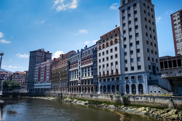 Muelles del río Nervión en Bilbao País Vasco España