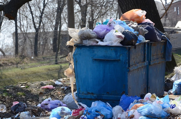 Müllkorb auf dem Feld gegen die Bäume