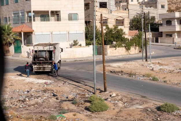 Müllreinigung in arabischen Ländern mit zwei Arbeitern