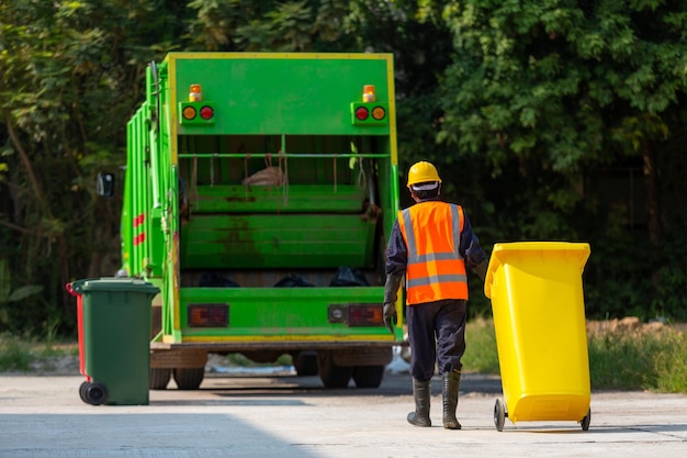 Müllsammler Arbeiter sammeln Müll mit Müllwagen