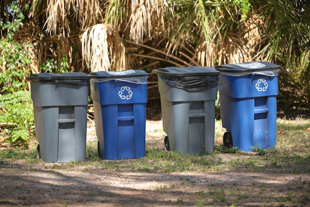 Mülltonnen für die getrennte Entsorgung von Recycling-Müll auf der Stadtstraße