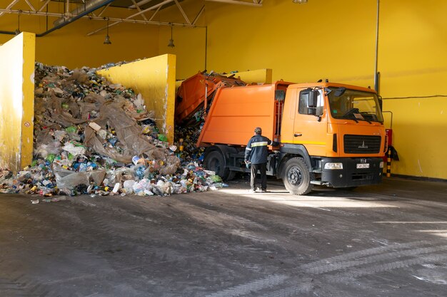 Müllwagen entlädt Müll in der Abfallrecyclingfabrik.