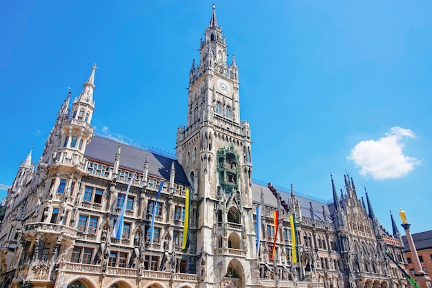 Münchner Rathaus am Marienplatz im Sommer