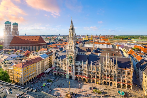 Münchner Skyline mit Rathaus Marienplatz in Deutschland